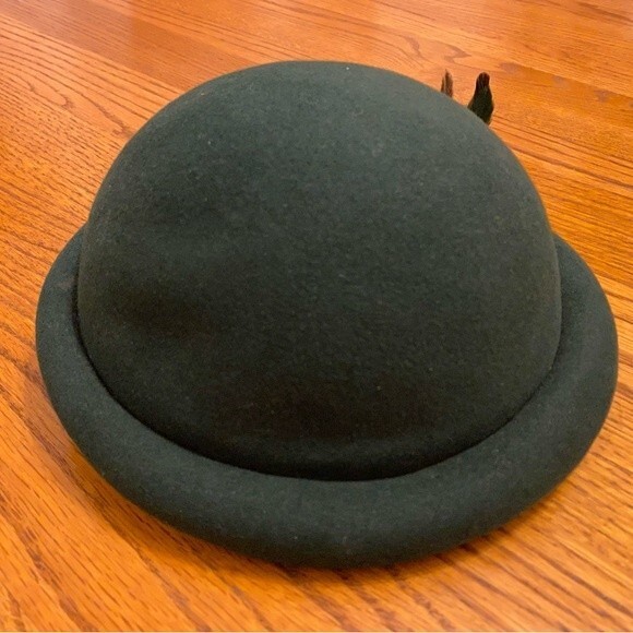 Janyth Roy 1950s Vintage Wool Felt Emerald Green Rolled Bowler Feather Half Hat - Picture 2 of 13